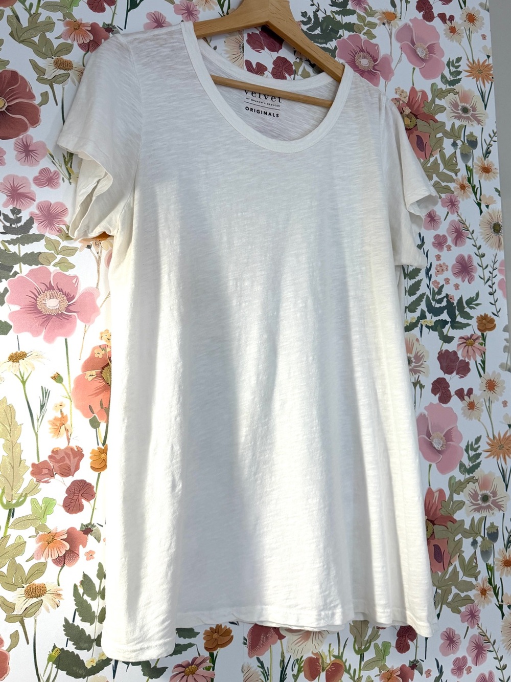 Velvet by Graham & Spencer White Short Sleeve Crewneck Tee